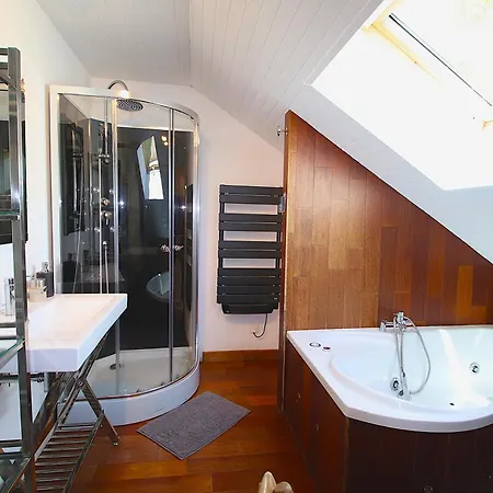 Ski-in/ski-out Chalet, Quiet Location, And Jacuzzi * Вар